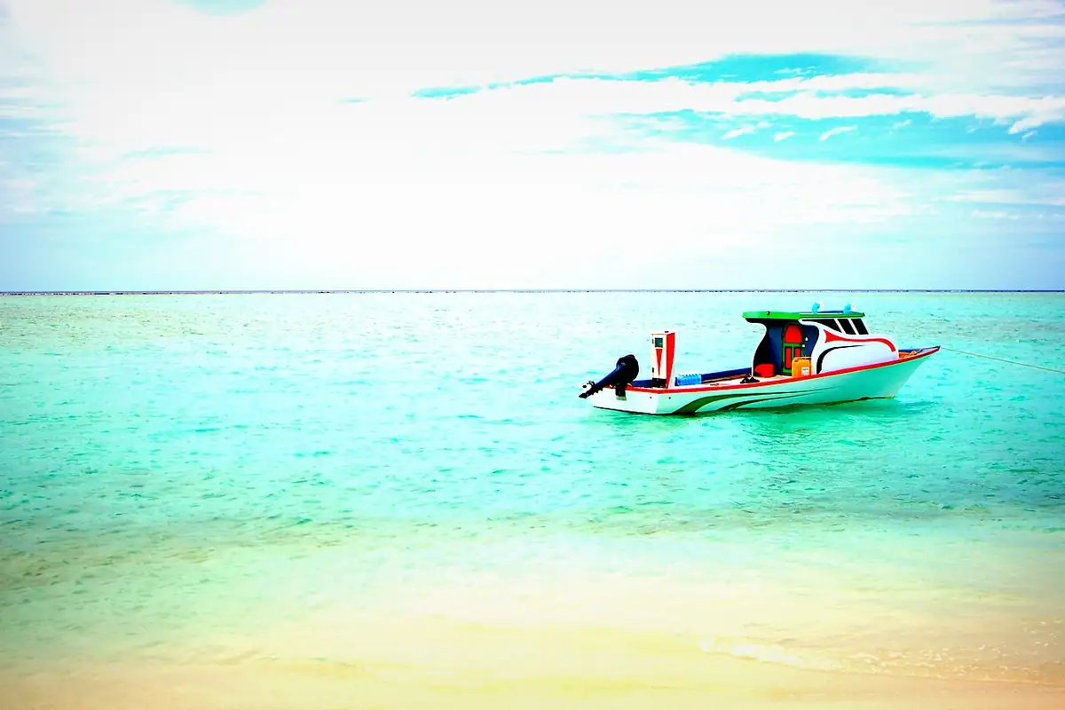 Maldives weather and landscapes by season