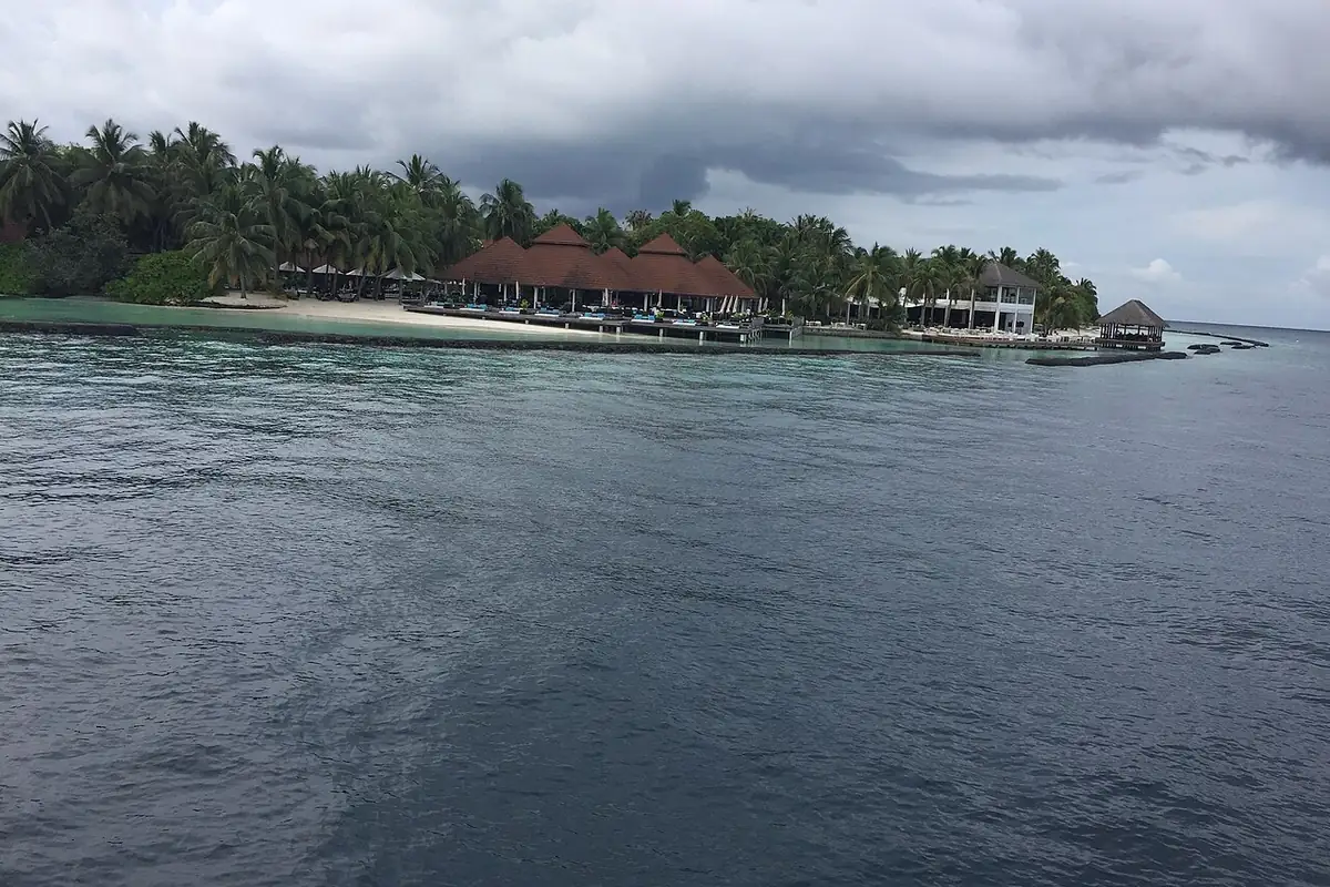 Maldives weather and landscapes by season